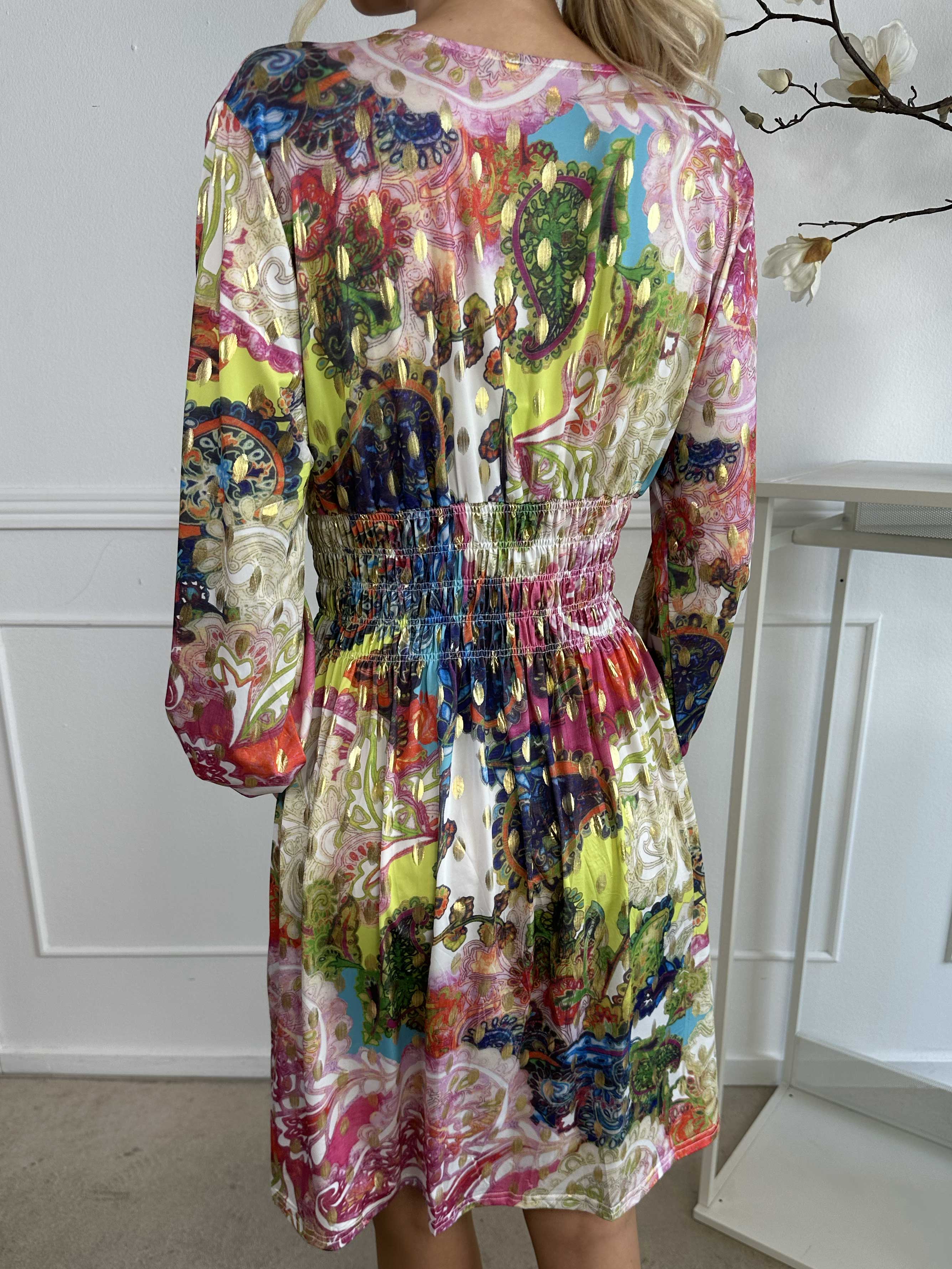 Pams Elements Short L/S - Elastisk mönstrad klänning i skrynkelfritt tyg